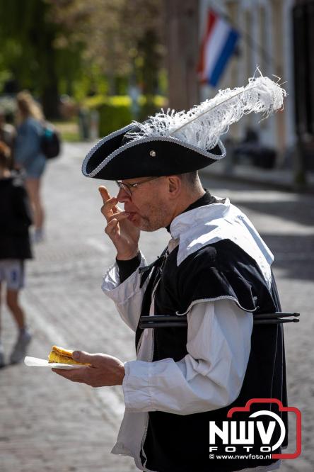 Volle terrassen, bruisende kleedjesmarkt en sportieve Wallenloop: Elburg leeft tijdens koningsdag! - &copy; NWVFoto.nl